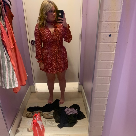 Red Floral Neck Piece Ruched Dress - Picture 5 of 7